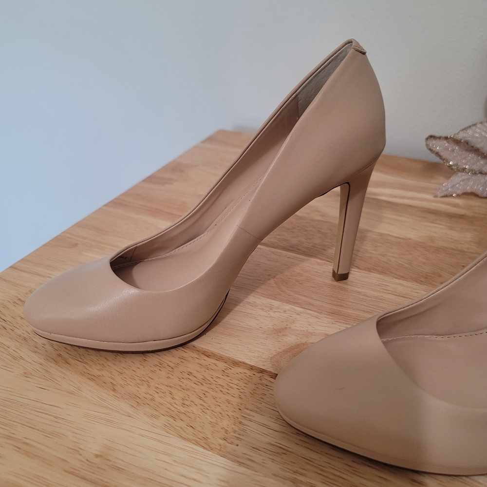 Bannana Republic Cream Stilettos size 7. With a 4 inch heel. Very crisp. - Picture 10 of 17